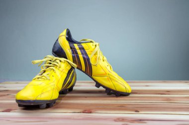 Eski sarı futbol ayakkabıları