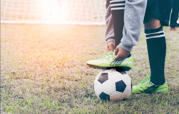 El pie de un jugador de fútbol en una bota de fútbol en una pelota — Foto de Stock
