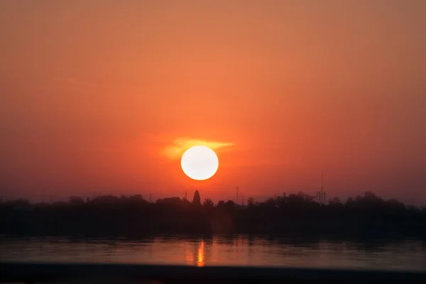 Sobre o pôr-do-sol. Nascer do sol no Rio Mekong , — Fotografia de Stock