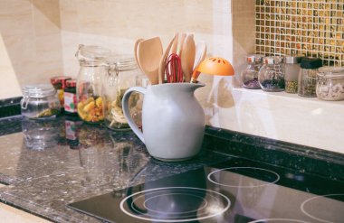 İndüksiyon cooktop mutfak, closeup ile yeni elektrikli soba.