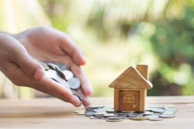 Ev sikkeler üzerine yerleştirilen Erkek elinde tasarruf para planlıyor 