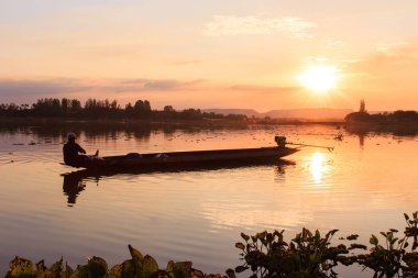 Huai Luang Reservoi gün batımında geleneksel balıkçılık pirogue