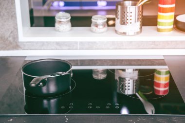 Elektrikli sobay. Kızartma tavası modern bir elektrikli soba üzerine yerleştirilir,