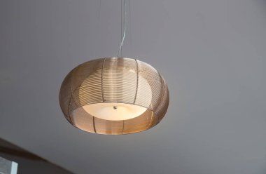 Modern iç tarzda dekore edilmiş modern ve şık lambalar.