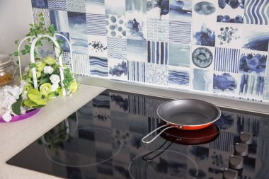 Elektrikli sobay. Kızartma tavası modern bir elektrikli soba üzerine yerleştirilir,
