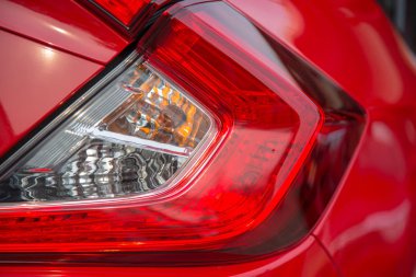 Kırmızı bir arabanın arka lambasının ayrıntıları..  