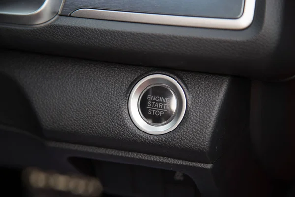 Sistema de parada de arranque del coche con el dedo presionando el botón, — Foto de Stock