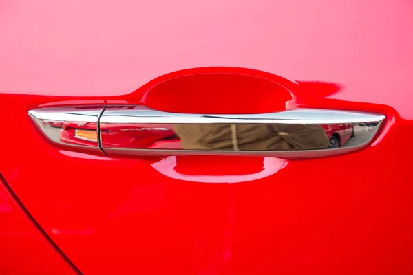 일본 고객을위한 자동차. 큐에 대한 자동차 문 핸들 붉은 색을 사용하여 — 스톡 사진