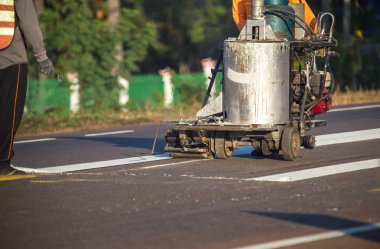 Yol yapımı sırasında termoplastik püskürtme makinesi. 