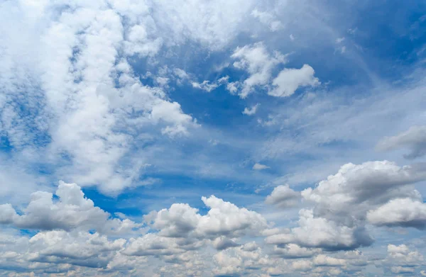 O vasto céu e as nuvens brancas flutuam no céu . — Fotografia de Stock