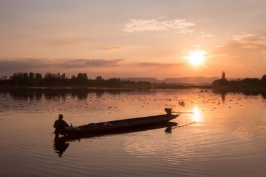 Huai Luang Reservoi gün batımında geleneksel balıkçılık pirogue
