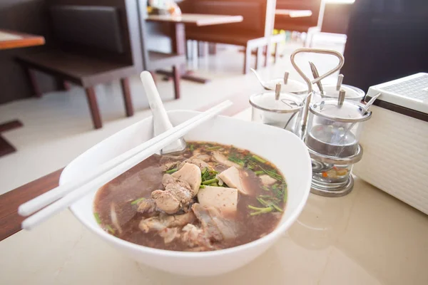 Ayutthaya Boat Noodle :Pork noodles mixed with pig's blood disso — Stock Photo, Image