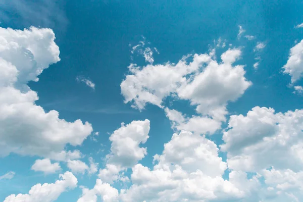 O vasto céu e as nuvens brancas flutuam no céu . — Fotografia de Stock