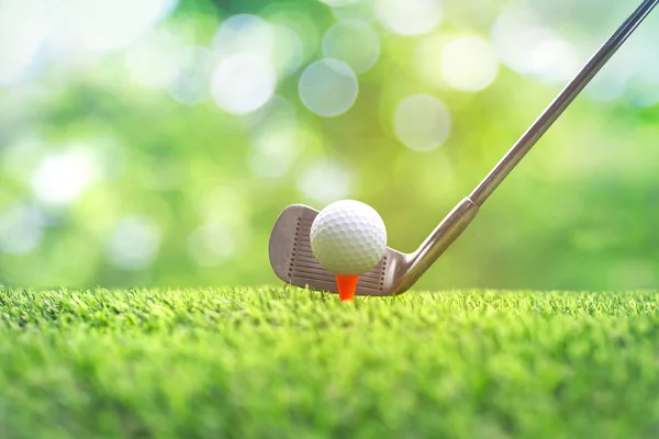 Συλλογή εξοπλισμού γκολφ στηρίζεται σε πράσινο γρασίδι. Θολή gol — Φωτογραφία Αρχείου
