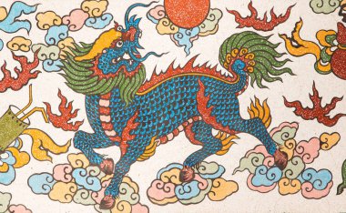 Çin tapınağında mable duvarda aslan resmi.