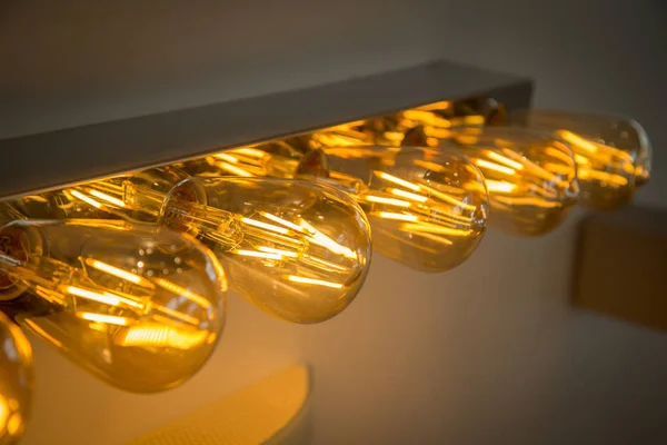 Decoratieve antieke Edison stijl gloeilampen tegen. Industrieel — Stockfoto