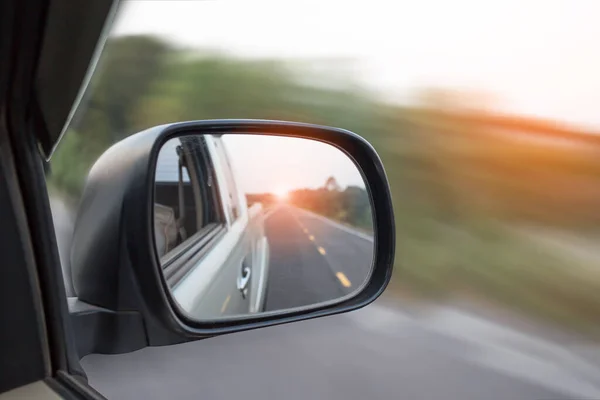 Samochody Przejeżdżają Przez Ulicę Lusterka Bocznego Samochodu Gray Road Car — Zdjęcie stockowe