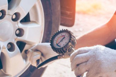 Asya adam araba denetim Ölçü miktarı Şişirilmiş Kauçuk lastikler araba. Otomotiv, otomobil imajı için otomobil lastiği basınç ölçümü için yakın el tutma makinesi Şişirilmiş basınç göstergesi