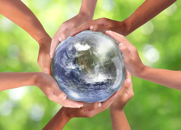 Conceptueel Symbool Van Multiraciale Mensenhanden Rond Aardbol Eenheid Wereldvrede Menselijkheid — Stockfoto