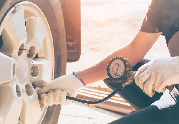 Asya adam araba denetim Ölçü miktarı Şişirilmiş Kauçuk lastikler araba. Otomotiv, otomobil imajı için otomobil lastiği basınç ölçümü için yakın el tutma makinesi Şişirilmiş basınç göstergesi