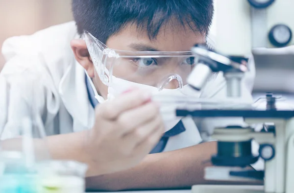 Young Asian Scientist Певні Види Діяльності Експериментальної Науки Такі Змішування — стокове фото