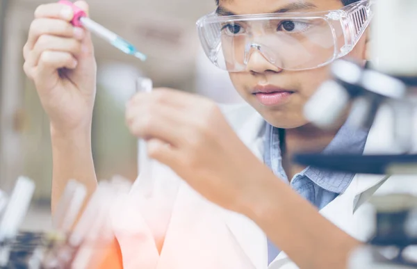 Unga Asiatiska Forskare Vissa Aktiviteter Experimentell Vetenskap Som Att Blanda — Stockfoto