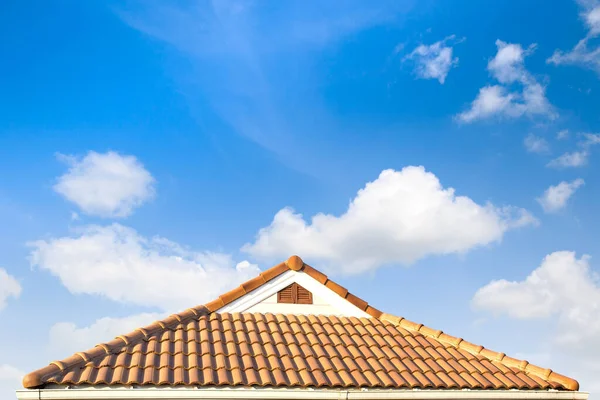 Telhas Céu Luz Solar Conceito Empreiteiros Telhados Instalando Telhado Casa — Fotografia de Stock