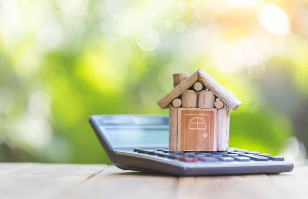 Huis Wordt Geplaatst Rekenmachine Natuurlijke Wazig Groene Achtergrond Het Plannen — Stockfoto