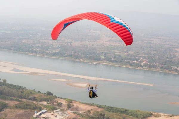 Paralotniarstwo Niebie Paralotnia Przelatująca Nad Krajobrazem Pięknego Widoku Rzekę Mekong — Zdjęcie stockowe