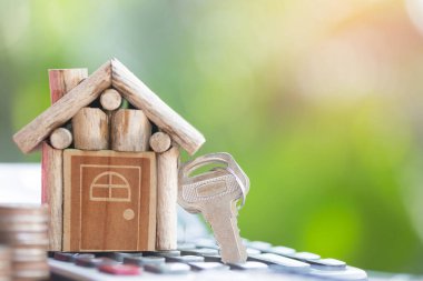 Anahtar ev, hesap makinesine yerleştirildi. gayrımenkul, ipotek ve gayrimenkul yatırımları için konsept satın almak için madeni paralardan tasarruf parası planlamak. Ev satın almak için..