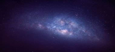 Samanyolu galaksisinin yıldızlarla dolu evrensel uzay çekimini gece arkaplanından izleyin. Samanyolu bizim Güneş Sistemimizi içeren galaksidir..