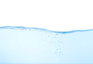 Su sıçraması. Aqua dalgalar halinde akıyor ve kabarcıklar yaratıyor. Su yüzeyindeki damlalar taze ve temiz hissettiriyor. beyaz arkaplanda izole.