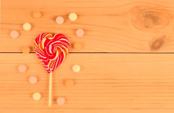 Lolipop candy tarafından çevrili bir ahşap zemin üzerine.