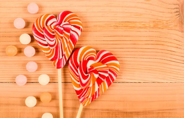 Lolipop şekerler yuvarlak ahşap bir zemin üzerine.