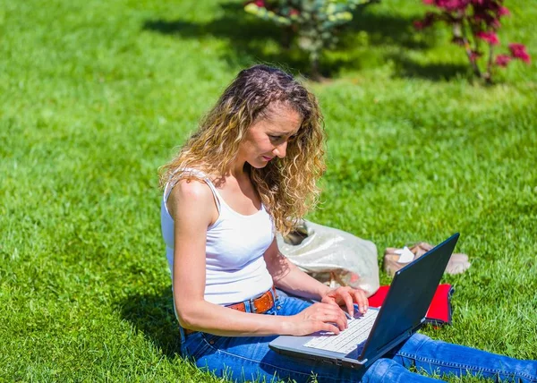 忙碌的女性立足在课程考试前在公园的笔记本电脑上学习 — 图库照片