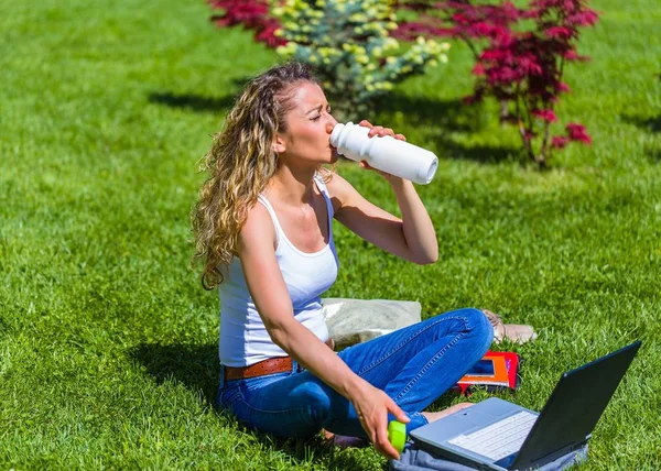 Zakenvrouw Drinken Van Haar Geadverteerde Product Multivitamine Siroop — Stockfoto