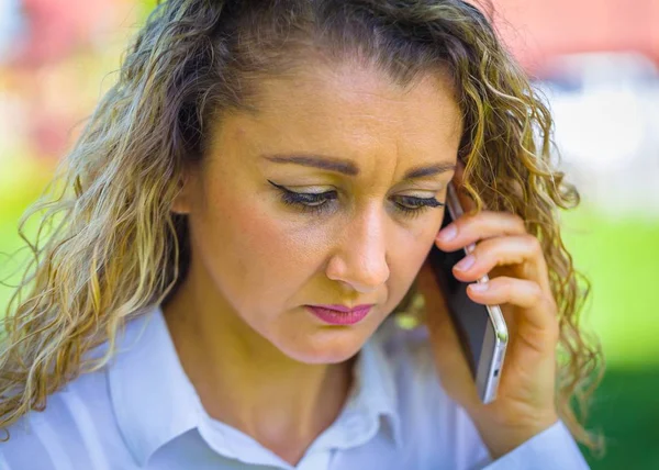 Primer Plano Empresaria Ejecutiva Confianza Que Trata Con Cliente Teléfono — Foto de Stock