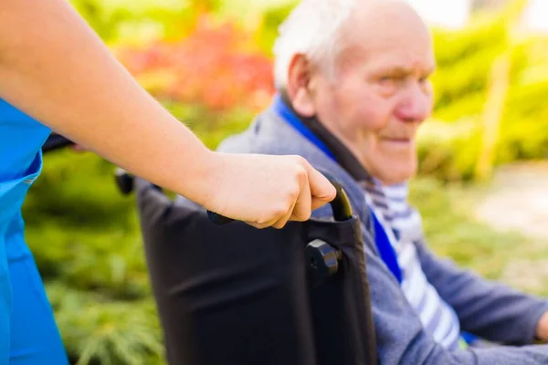 Verdrietige Oudere Man Vanwege Verboden Bezoek Aan Het Verpleeghuis — Stockfoto