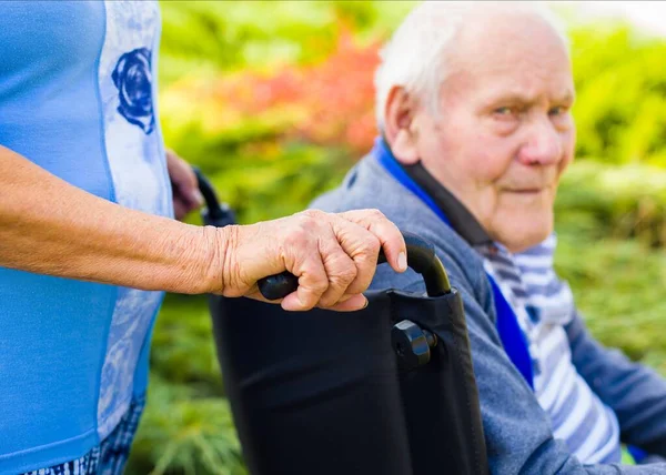 Anciano Discapacitado Con Demencia Cuarentena Supervisado Por Esposa — Foto de Stock