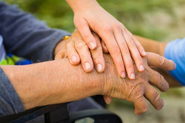 Vertrouwelijke Hand Saamhorigheid Voor Veiligheid Van Ouderen — Stockfoto