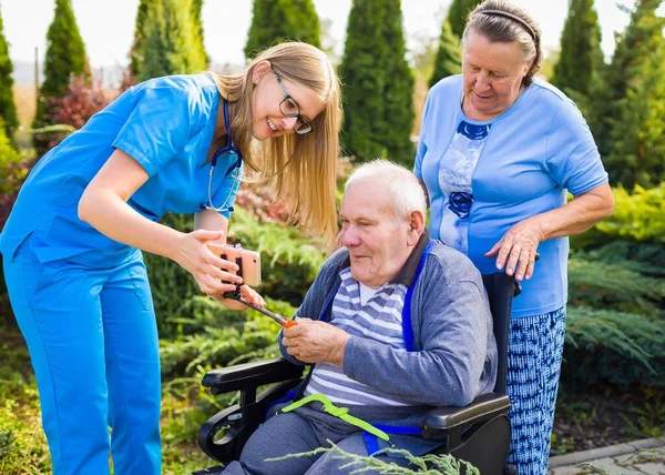 Aardige Dokter Die Therapie Deelt Voor Oudere Echtparen Tijdens Het — Stockfoto