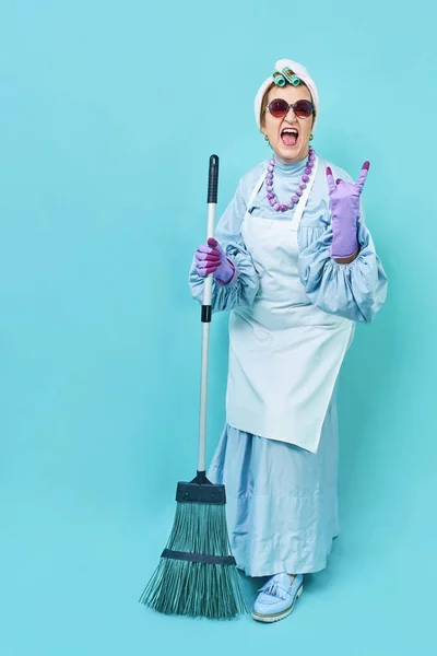 Cleaning Lady Fun. Elderly funky housewife fooling around with a broom. Full body isolated — Stock Photo, Image