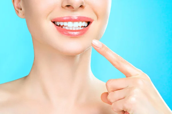 젊은 여자의 완벽 한 건강 한 치아 미소. 치아를 하얗게 만드는 일. 치과 환자에요. 석류 학적 개념. — 스톡 사진