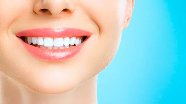Perfect healthy teeth smile of a young woman. Teeth whitening. Dental clinic patient. Stomatology concept. — Stock Photo, Image