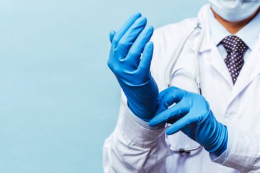 doktor lastik eldiven, sağlık ve ilaç koyar.