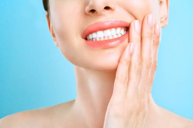 Yüzünde bandaj olan sakallı bir adam. Diş ağrısı var..