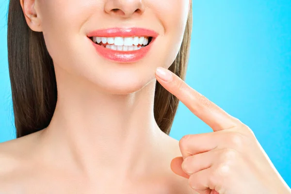 젊은 여성의 완벽한 건강한 치아 미소. 치아 미백. 치과 진료소 환자. 치과학, 치과 개념. — 스톡 사진
