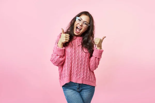 Feliz sonrisa de mujer excitada sosteniendo los pulgares hacia arriba gesto, hermosa sonrisa de mujer joven mirando a la cámara — Foto de Stock