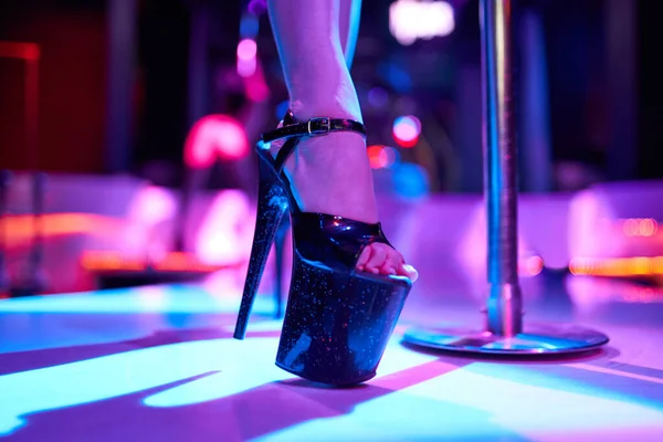 Junge sexy Frau Pole Dance Striptease mit Pylon in Nachtclub. schöne nackte Stripperin auf der Bühne. schöne weibliche Beine in hochhackigen Schuhen Streifen — Stockfoto