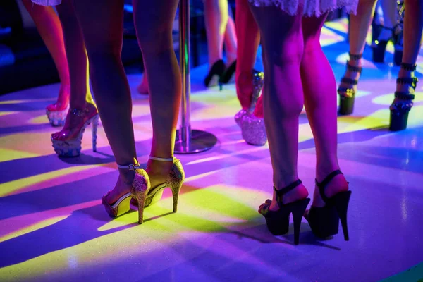 Junge sexy Frau Pole Dance Striptease mit Pylon in Nachtclub. schöne nackte Stripperin auf der Bühne. schöne weibliche Beine in hochhackigen Schuhen Streifen — Stockfoto